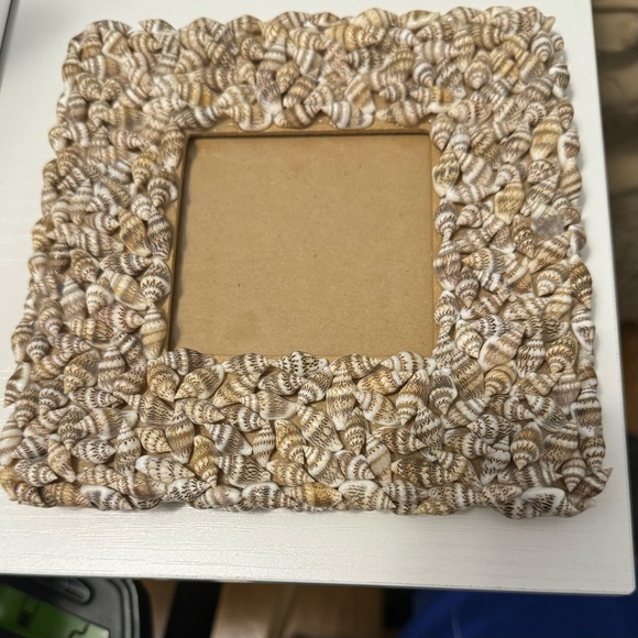 Square frame holds 3x3 photo. - Picture 2 of 5